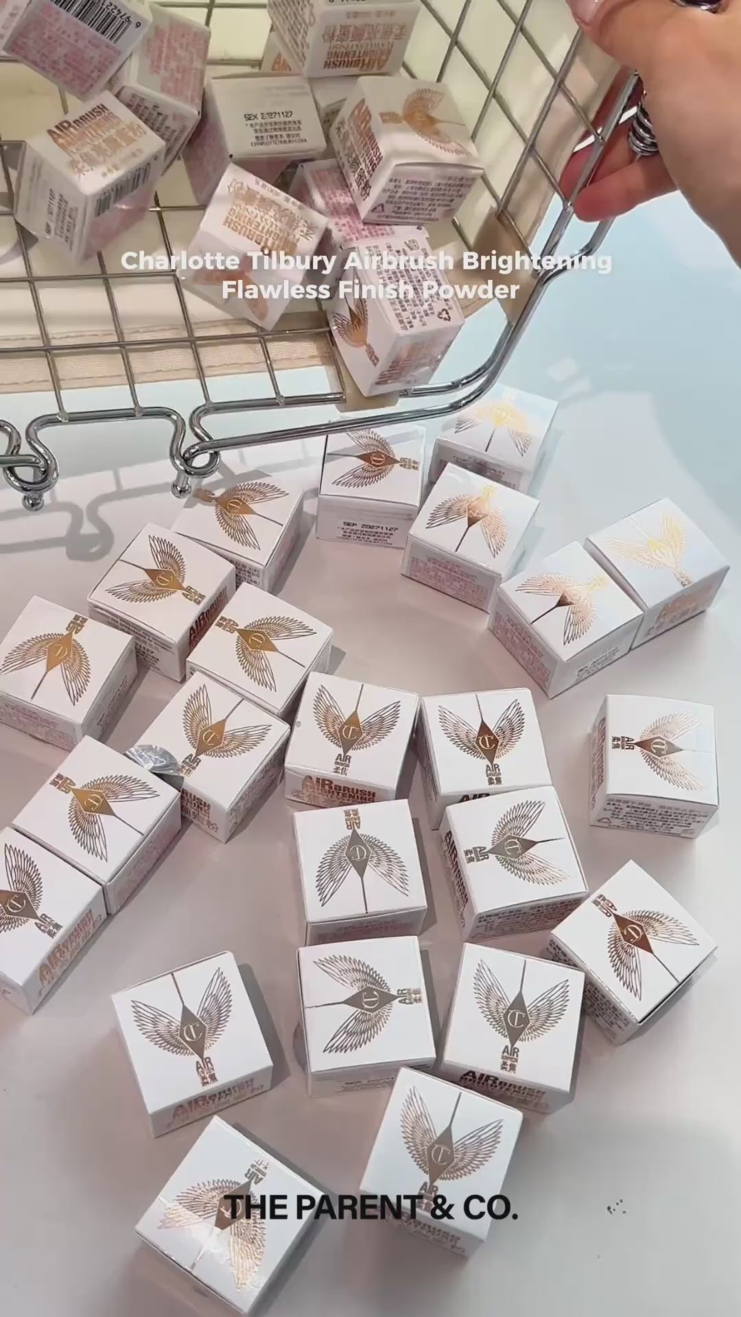 Load video: Charlotte Tilbury Airbrush Brightening Flawless Finish Powder 0.8g